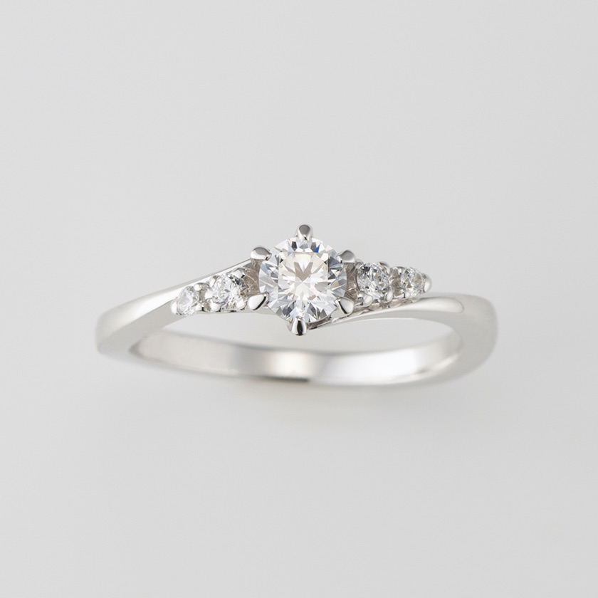 ダイヤモンドを抱えたウェーブがエレガントな婚約指輪