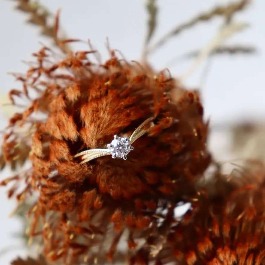 シャープなフォルムにミルグレインが輝く婚約指輪