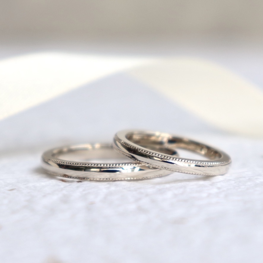 ミルグレインの粒の連なりが繊細なプラチナの結婚指輪