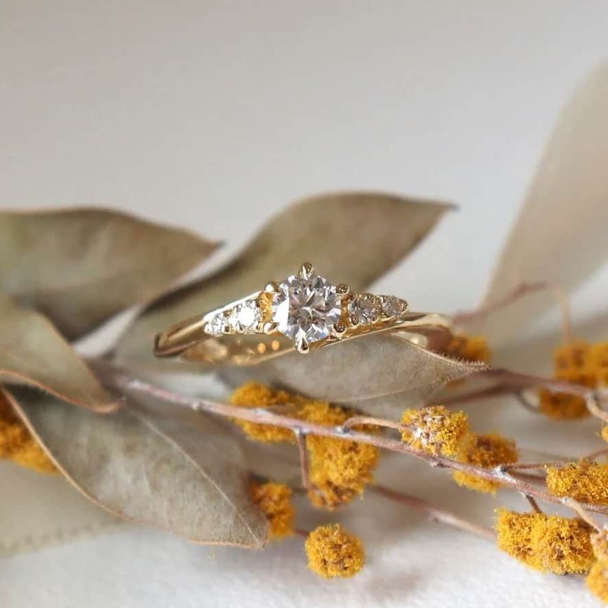 輝くダイヤモンドが華やかなイエローゴールドの婚約指輪