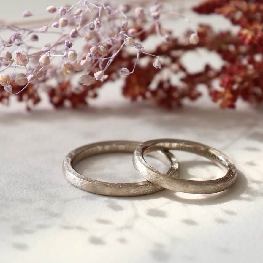 細身のリングで自然に煌めくストレートの結婚指輪