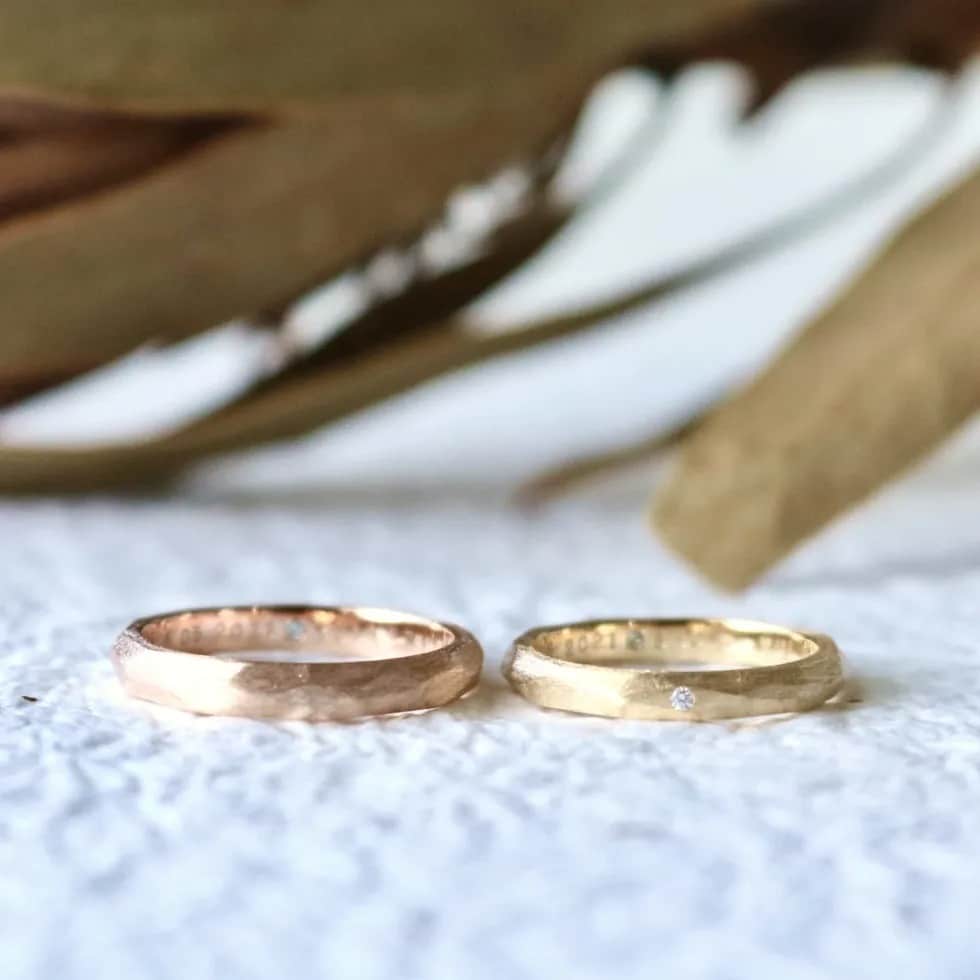 アシンメトリーカットが美しいカジュアルな結婚指輪