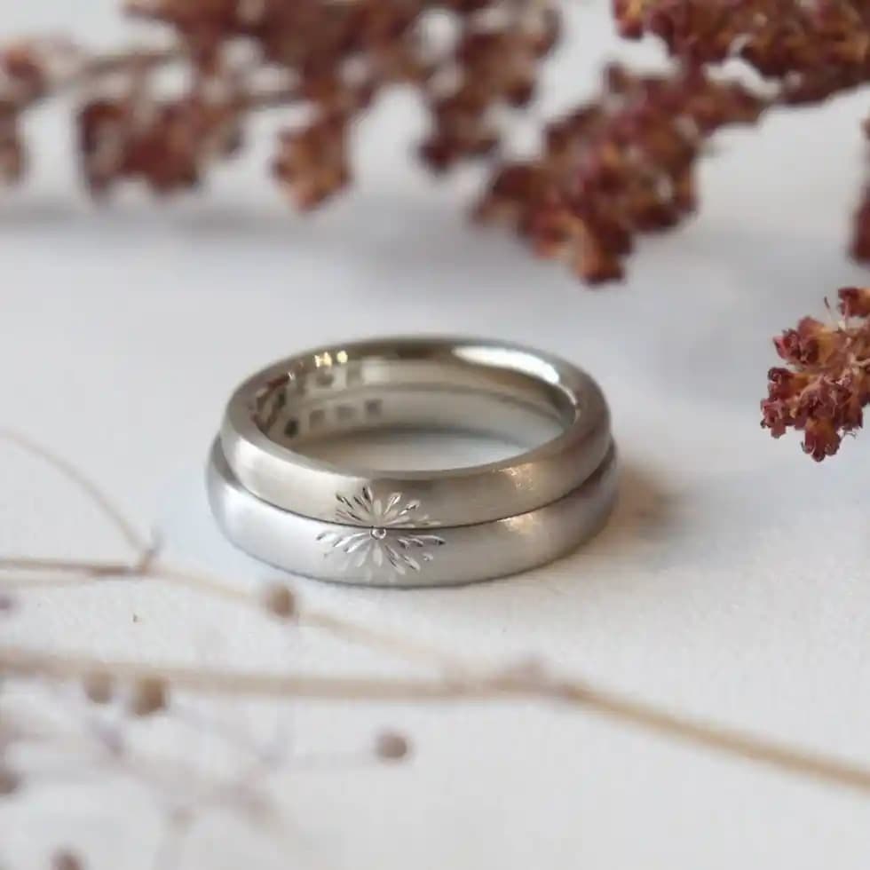 温もりのある彫り模様の結婚指輪