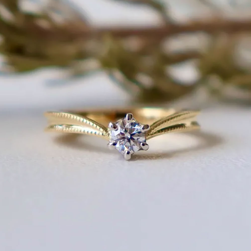 シャープなフォルムにミルグレインが輝く婚約指輪