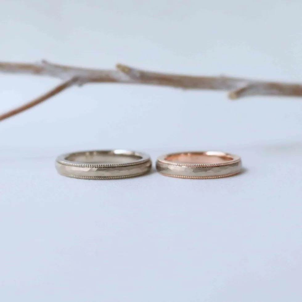 色違いで制作した鎚目とミルグレインの結婚指輪