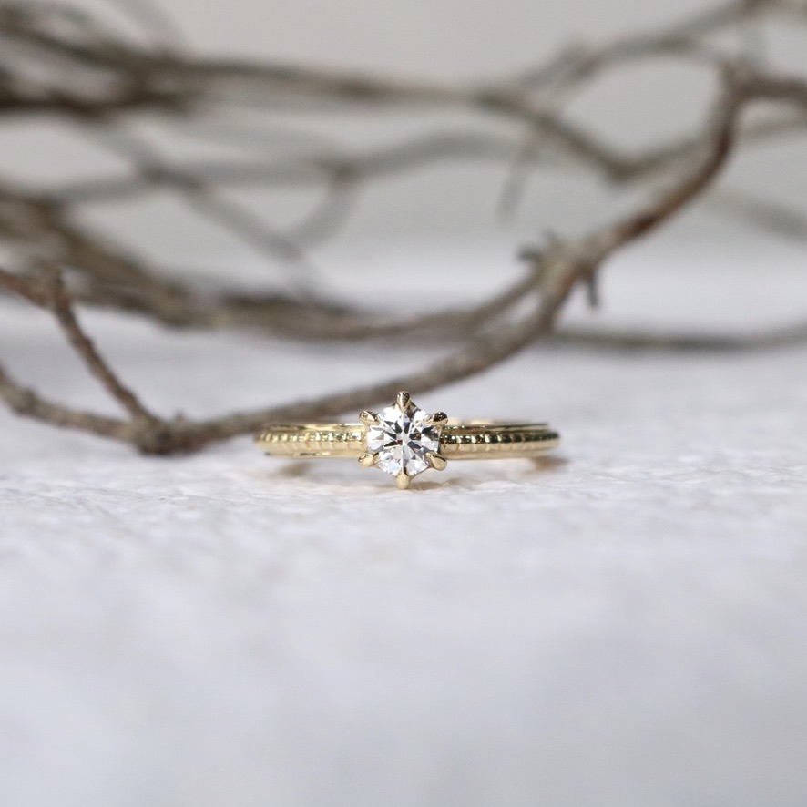 リメイクでお仕立てした、大粒のミルグレインが魅力的な婚約指輪