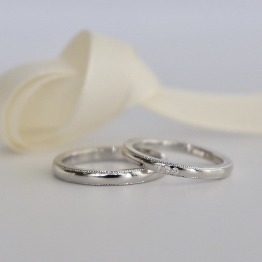 ミルグレインの装飾が施されたお揃い感のある結婚指輪
