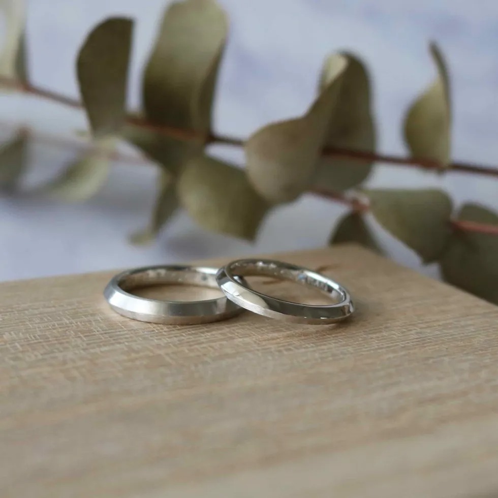 メリハリの効いた剣腕のフォルムが美しい結婚指輪
