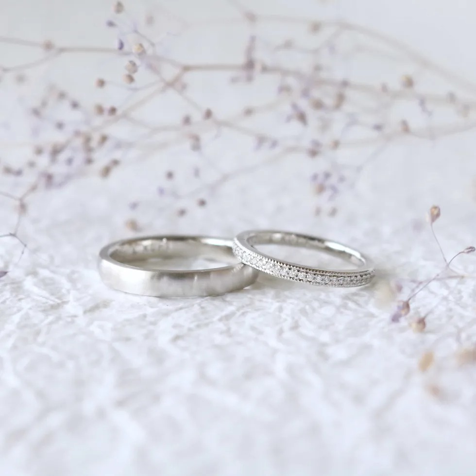 平甲丸とミルグレインをあしらったハーフエタニティの結婚指輪