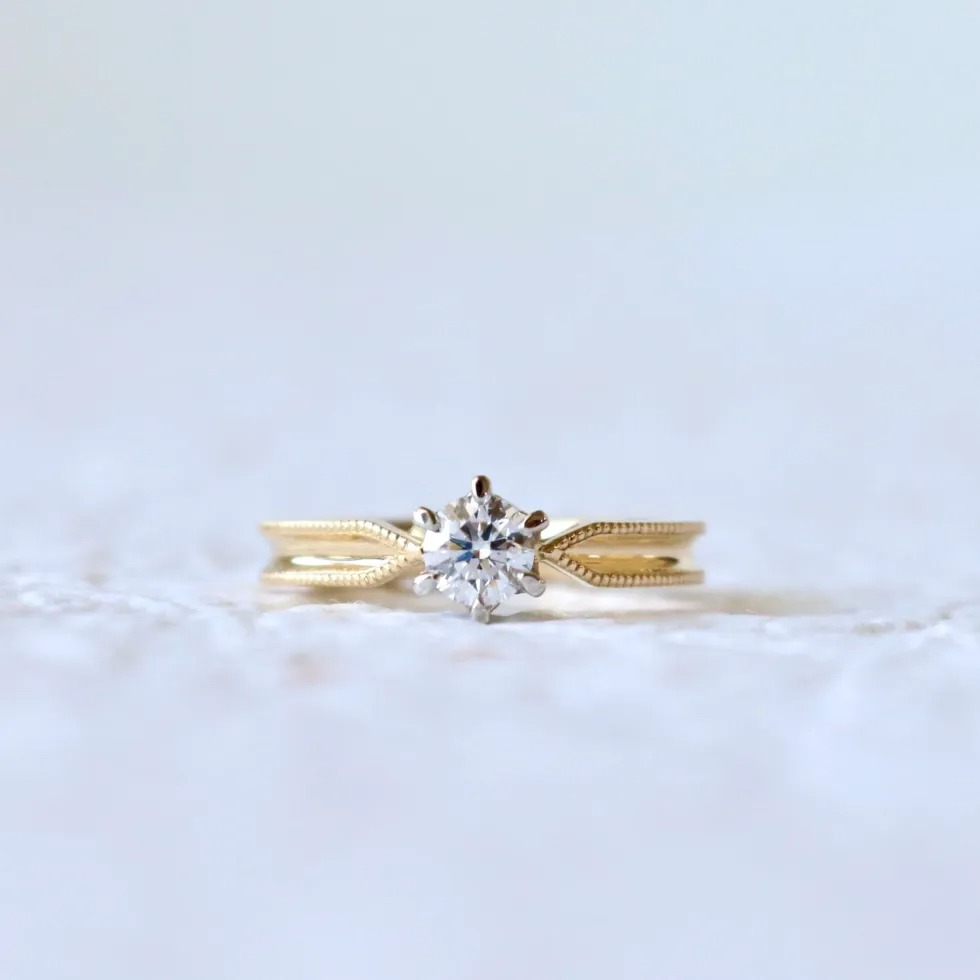 光輝くダイヤモンドと、繊細なミルグレインが彩る婚約指輪