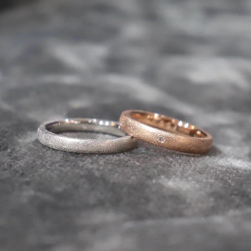 キラキラとした輝きのあるマットが手に馴染む結婚指輪
