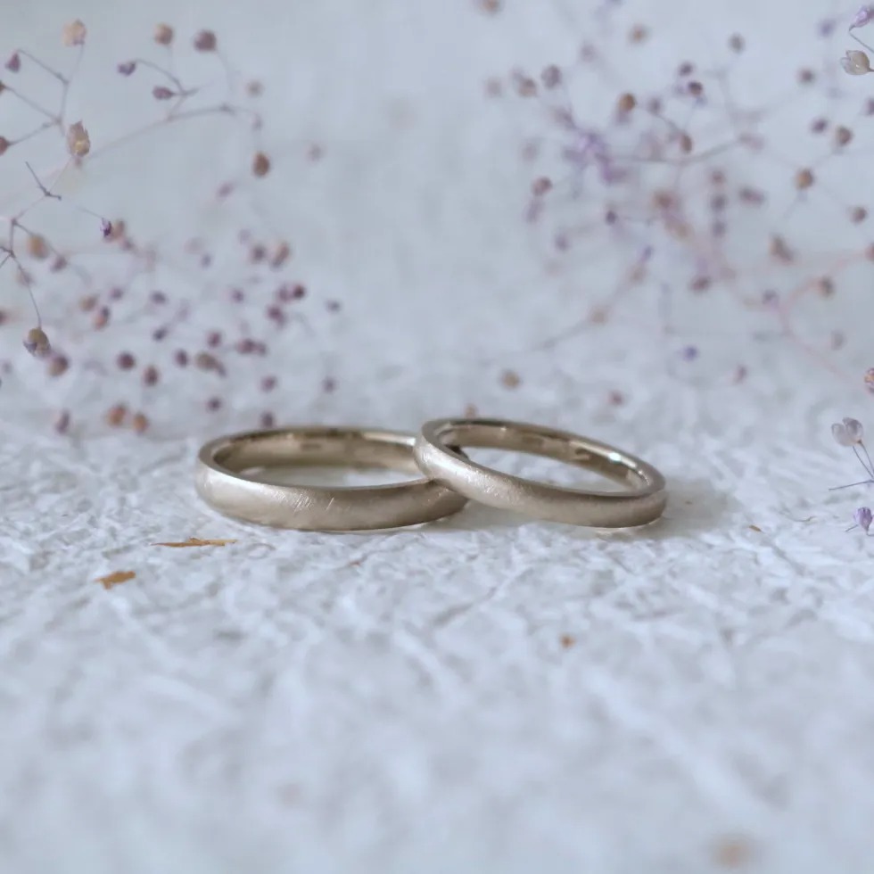 サテン細のマット加工が美しい、ホワイトゴールドの結婚指輪