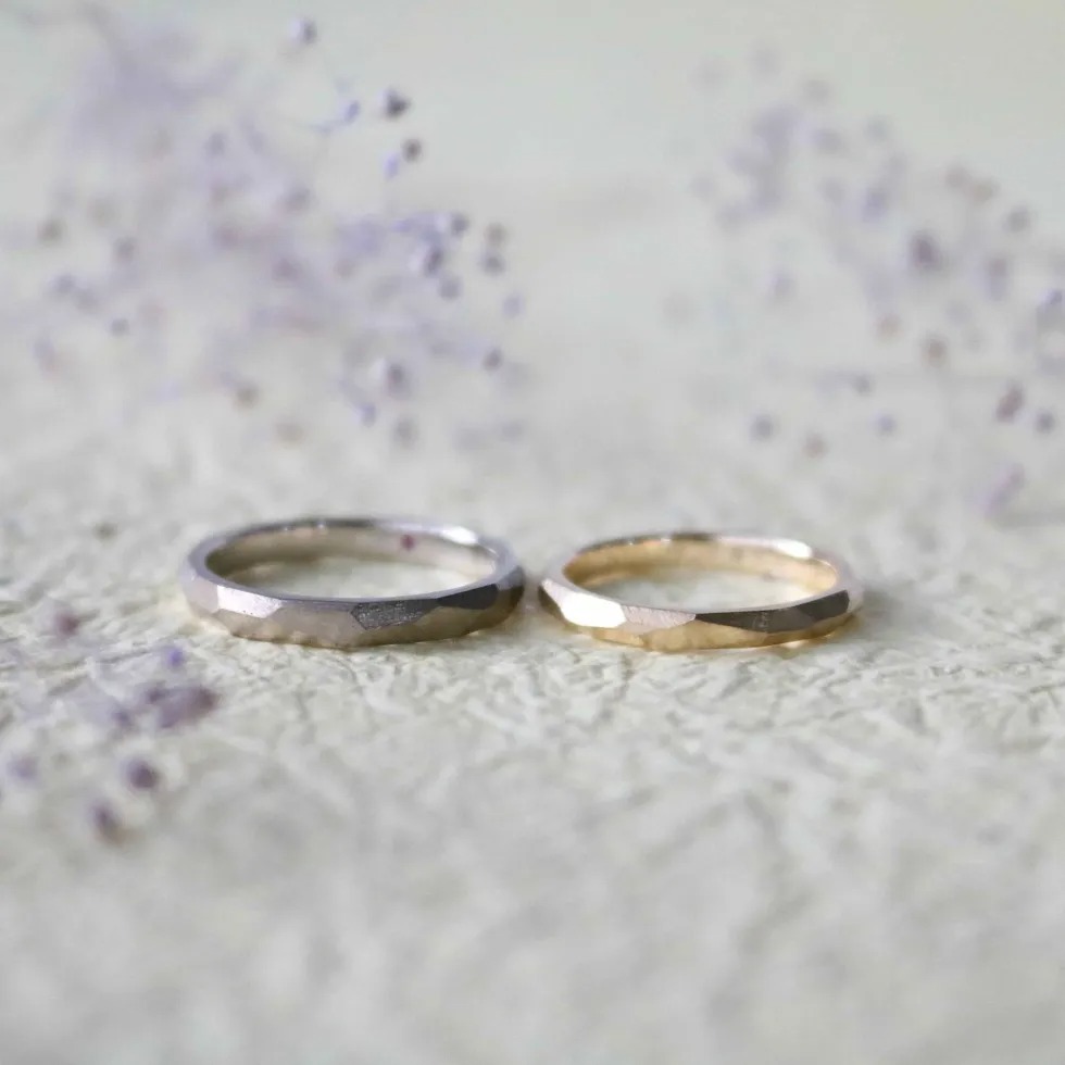 ランダムな凹凸が特徴的な多面体の結婚指輪