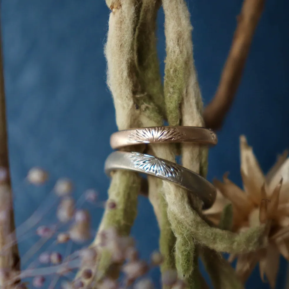 ２つで１つになる彫り模様を施した夫婦の結婚指輪