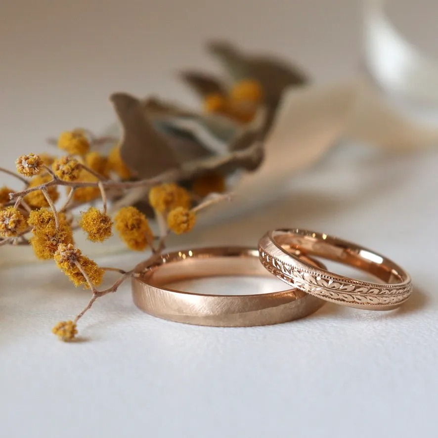 ２つの魅力を詰め込んだこだわりのピンクゴールドの結婚指輪