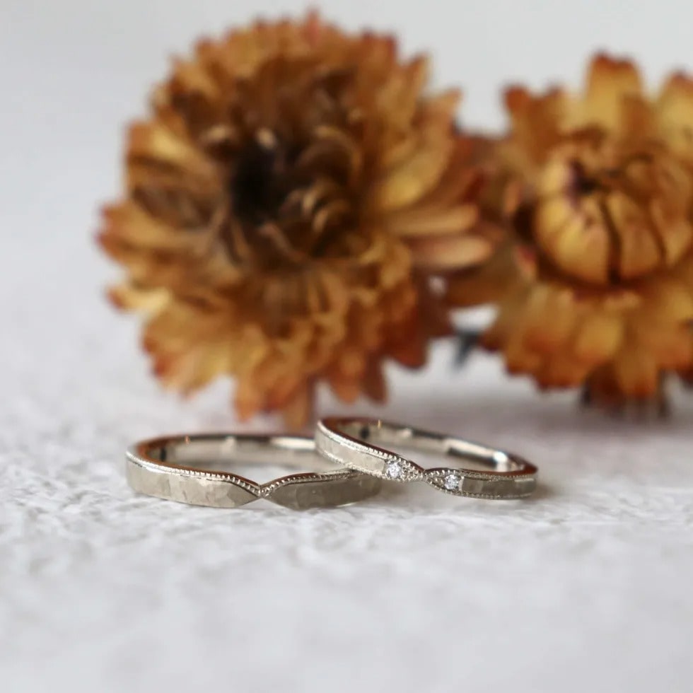 繊細なミルグレインと鎚目が特徴的な結婚指輪