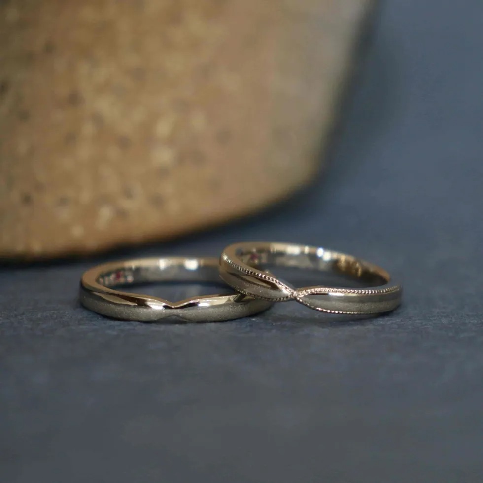 異なる2つ加工を施したリボンのようなフォルムの結婚指輪