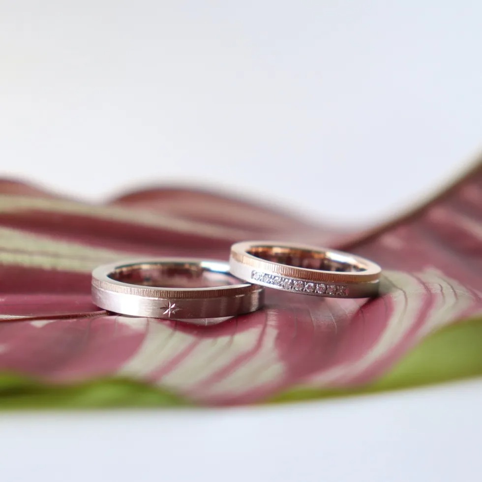 繊細な布目タガネ彫りが輝くコンビの結婚指輪