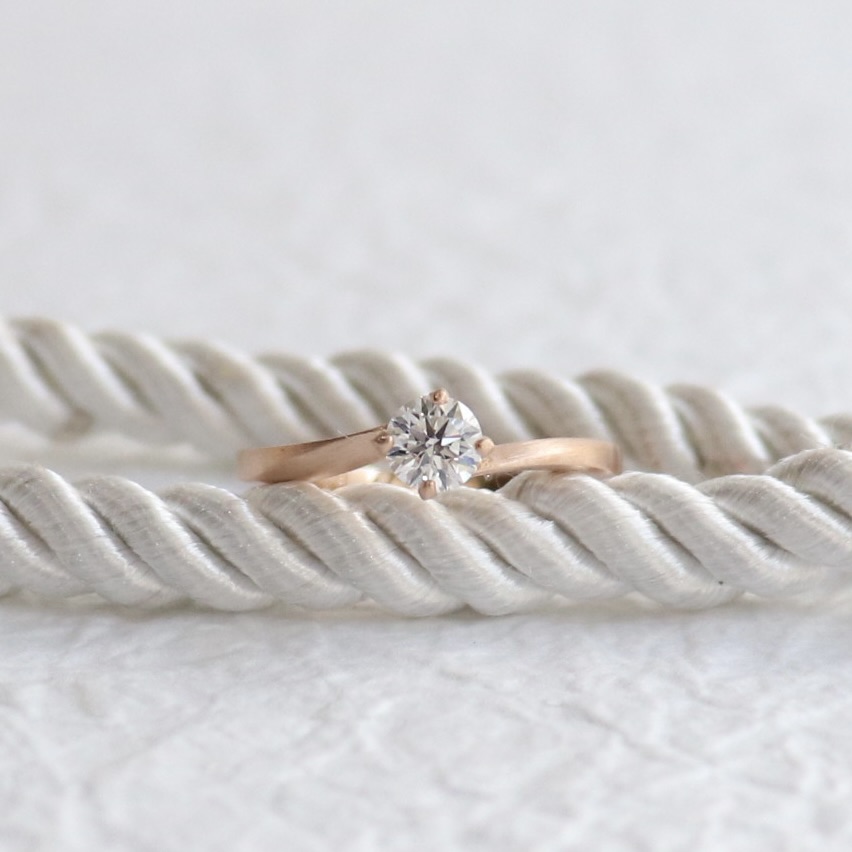 S字ウェーブが美しいピンクゴールドの婚約指輪