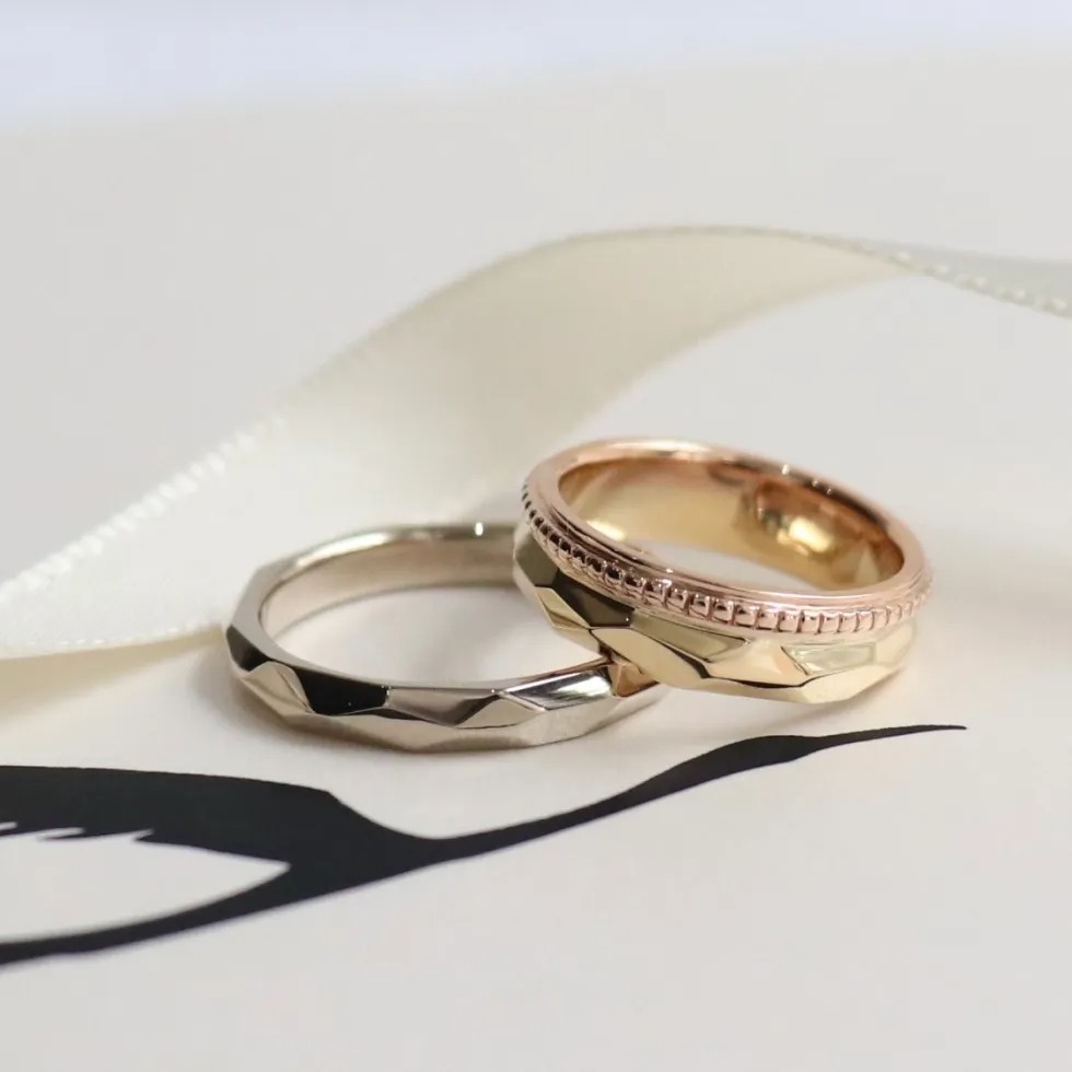 多面体で揃えたカジュアルな結婚指輪