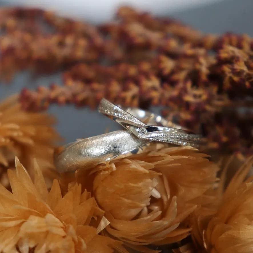 幅太リングと彫りが煌めく個性豊かな結婚指輪