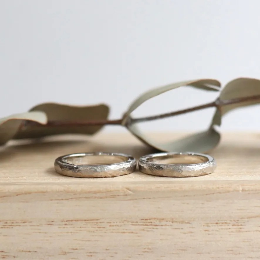 光沢のある錆鎚目のプラチナ結婚指輪