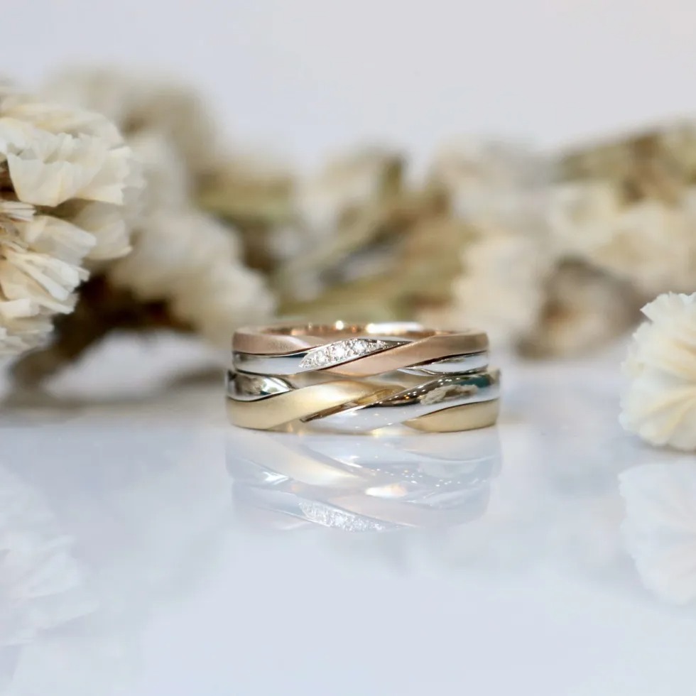 マットと鏡面のコントラストが美しいギメルの結婚指輪