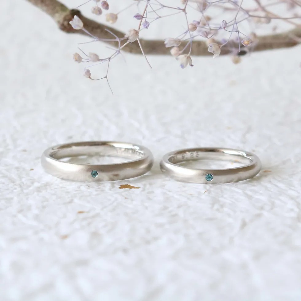 青緑色のトルマリンが魅力的に輝く結婚指輪