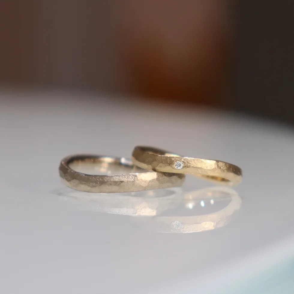 ウェーブと鎚目の凹凸が表情豊かな結婚指輪