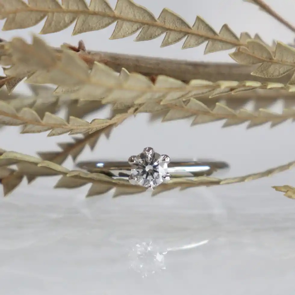 ダイヤの美しい輝きが魅力的なソリテールの婚約指輪