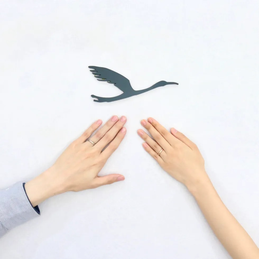 ブランドロゴといい夫婦の日の結婚指輪を着けたお客様の手