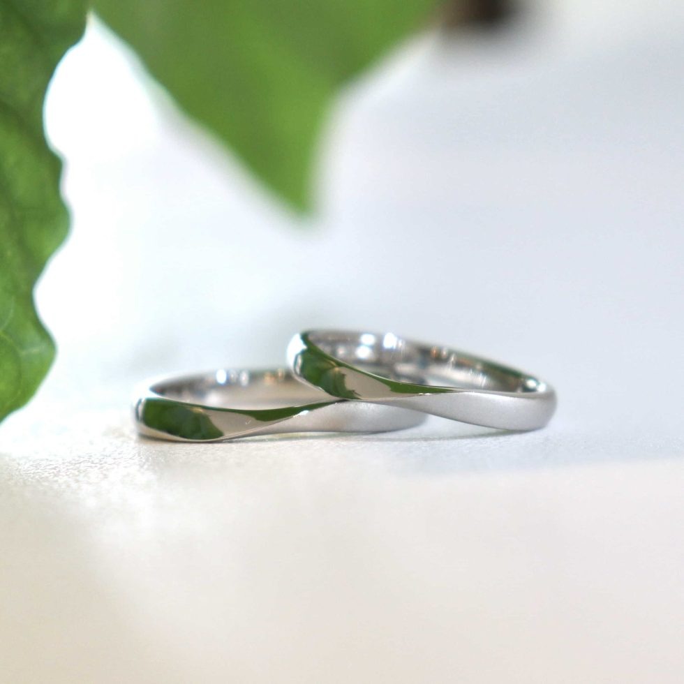 ひねりの曲線が美しい結婚指輪