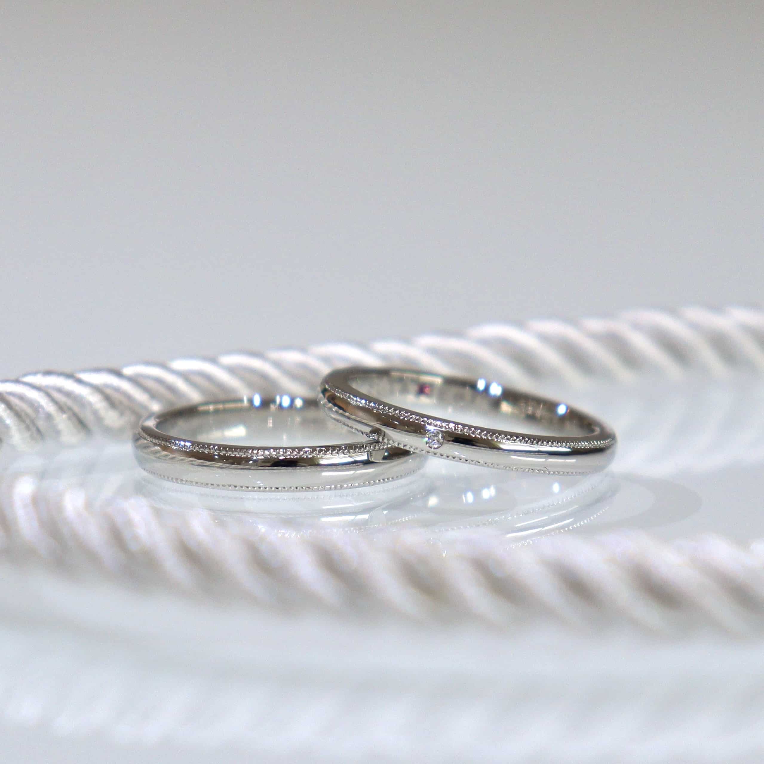 ミルグレインの粒が繊細に輝く結婚指輪