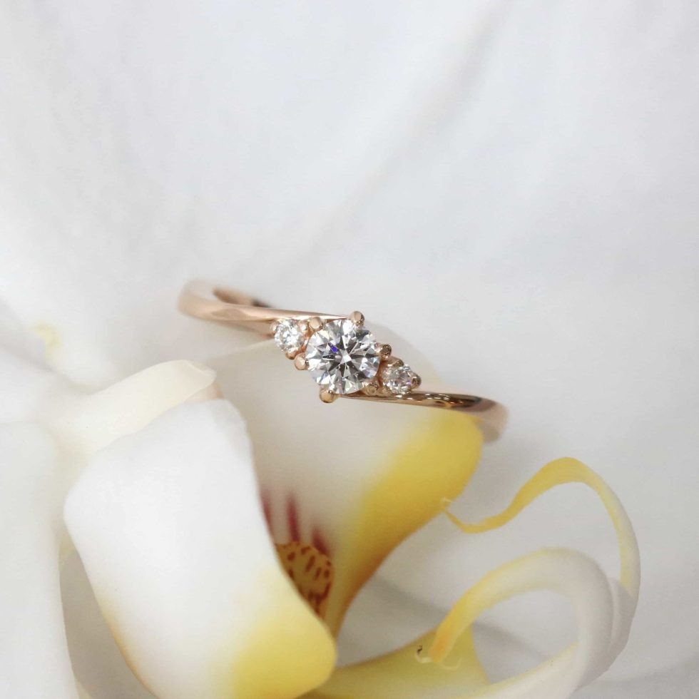 ダイヤをあしらった婚約指輪 | 様々なデザインと印象の違い