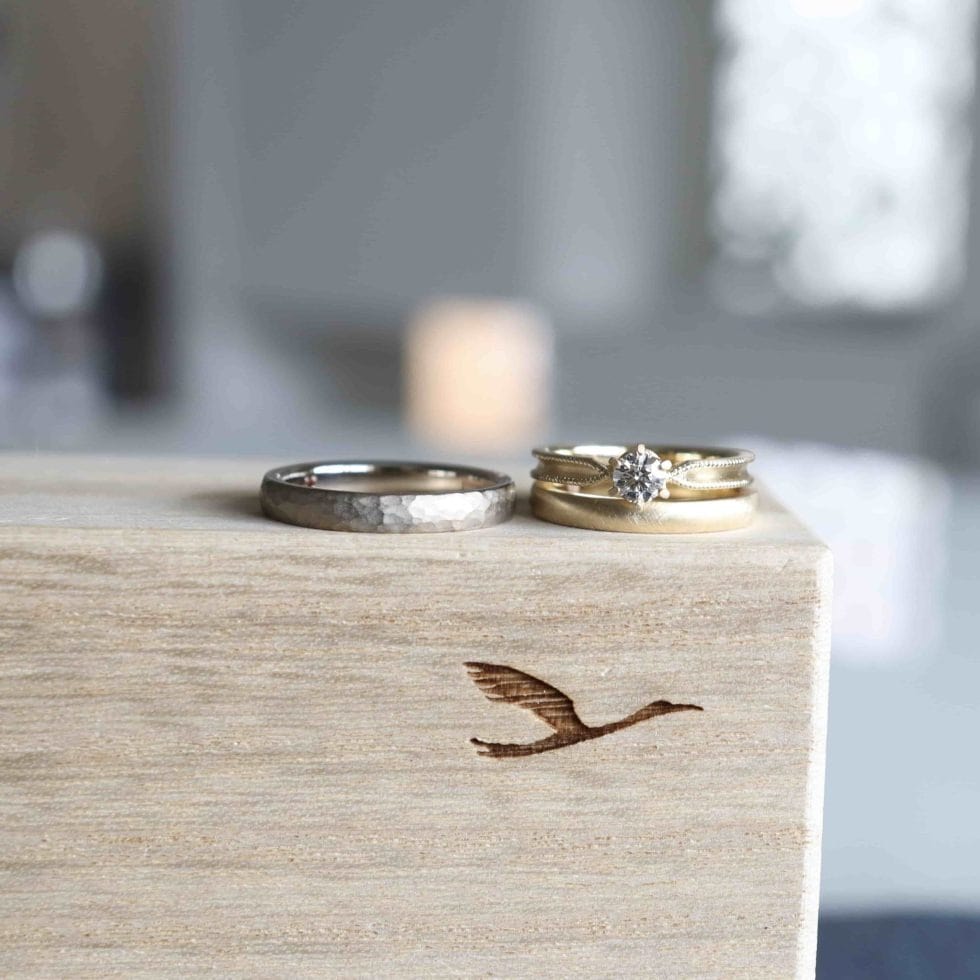 魅力的な結婚指輪と婚約指輪