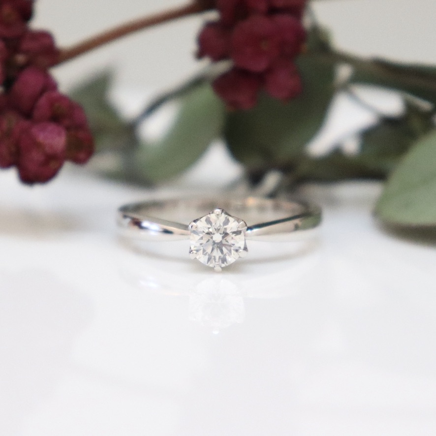 男性から贈るダイヤを留めたプラチナの婚約指輪