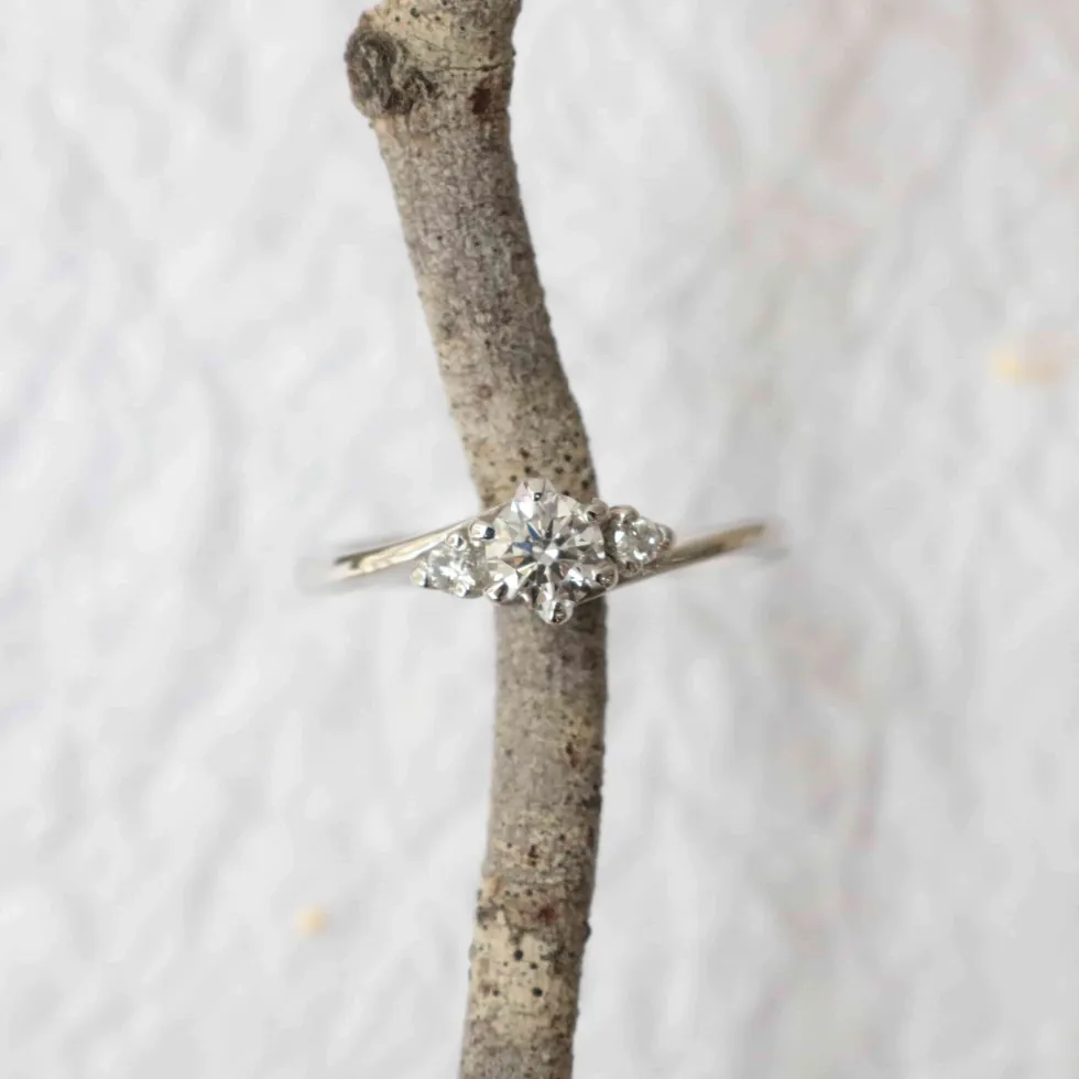 ダイヤモンドが煌めく上品なウェーブの婚約指輪