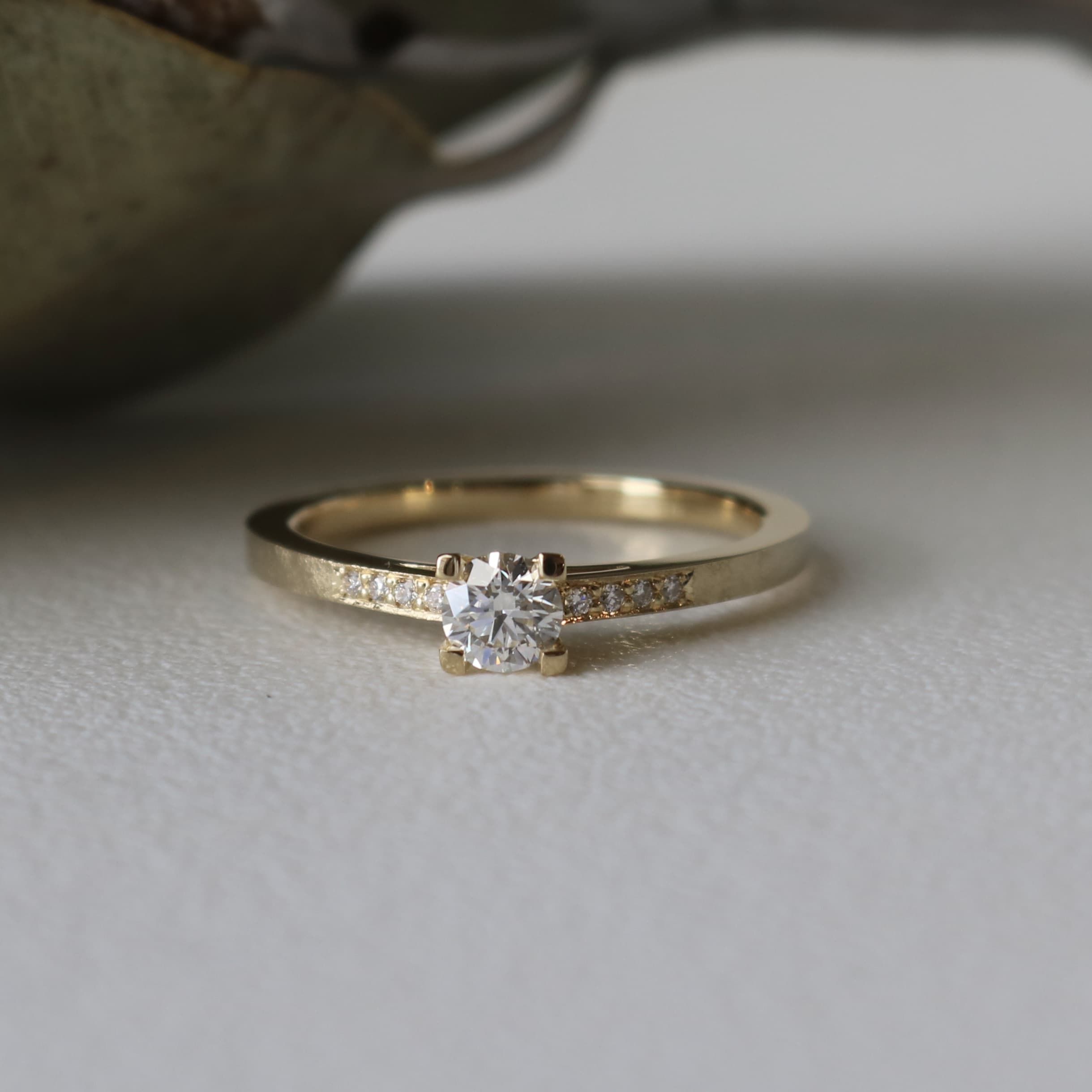 サプライズで選ばれた柔らかな光沢が手に馴染む婚約指輪