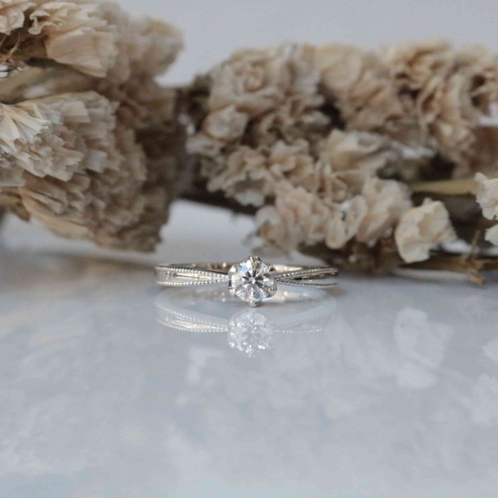 ミルグレインが繊細に輝くリボンの形の婚約指輪