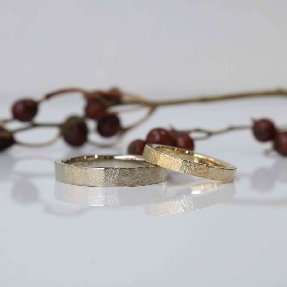 存在感のあるアンティークな鎚目の結婚指輪