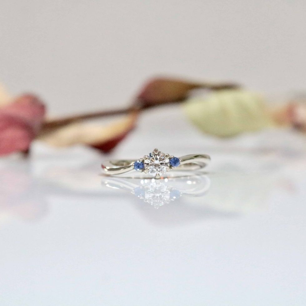 透き通るブルーが美しいサファイアの婚約指輪