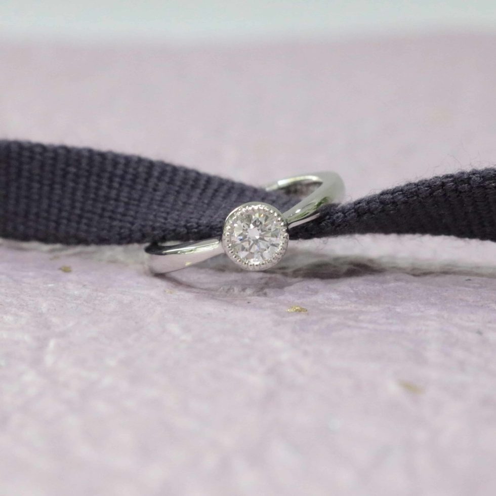 ミルグレインを施した覆輪の婚約指輪