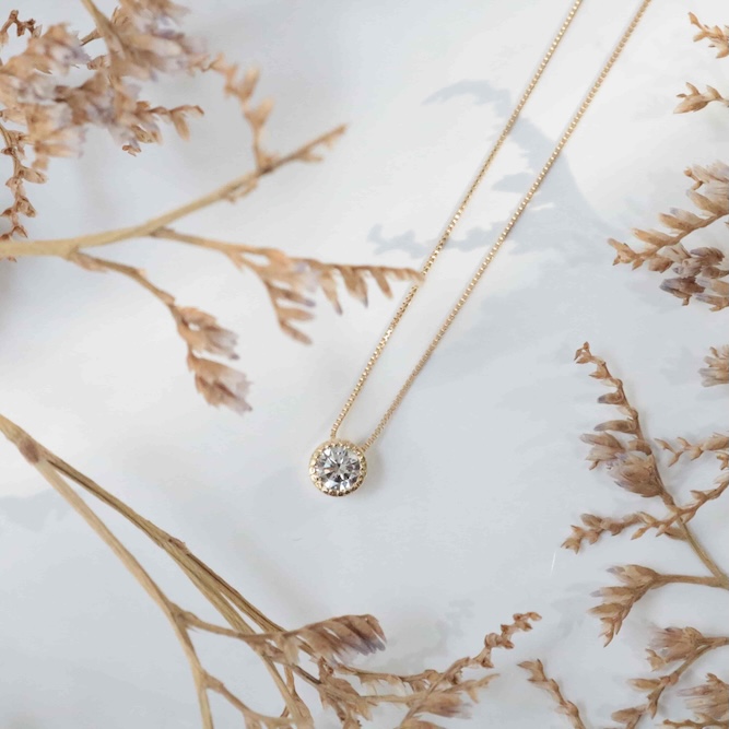 イエローゴールドの婚約ネックレス