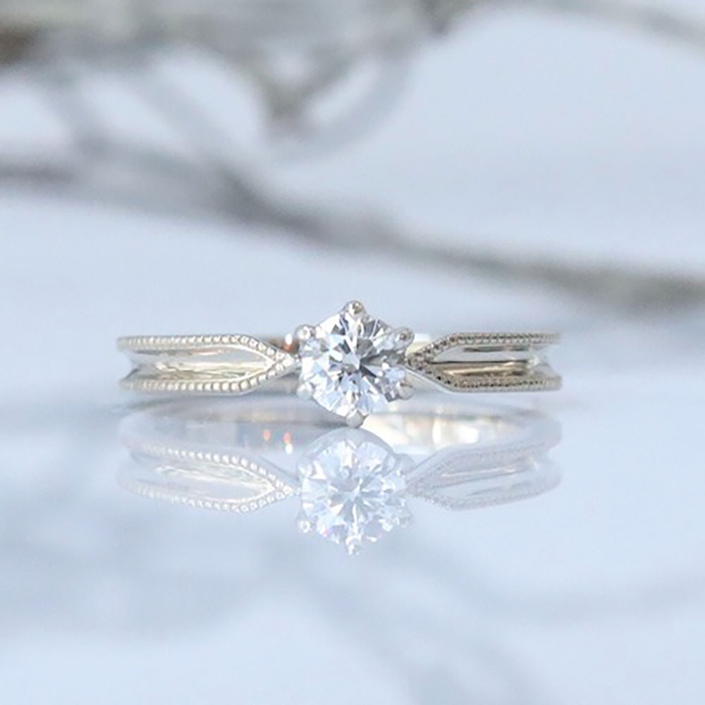 ミルグレインが際立つホワイトゴールドの婚約指輪