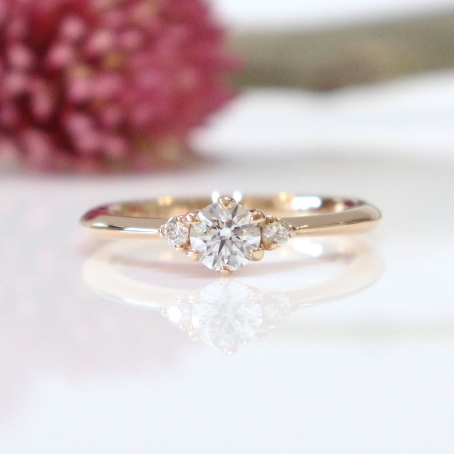 木箱（桐箱）に入れた婚約指輪の側面