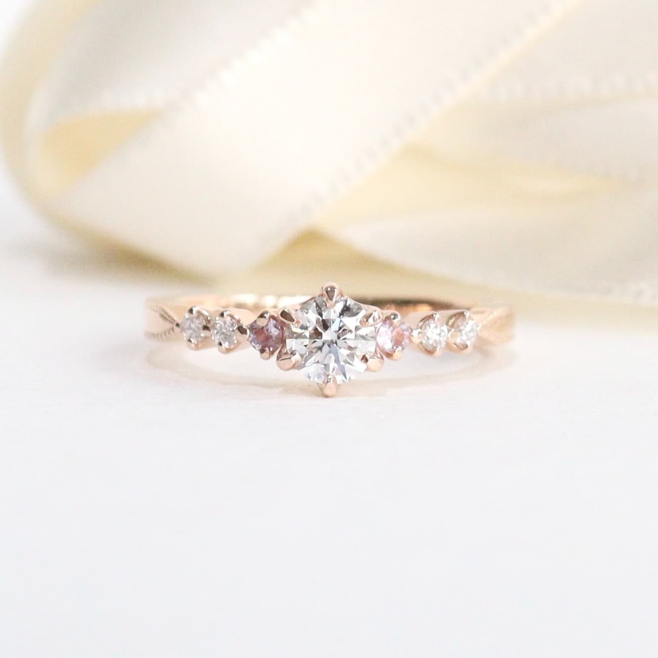 ピンクサファイアを留めた婚約指輪