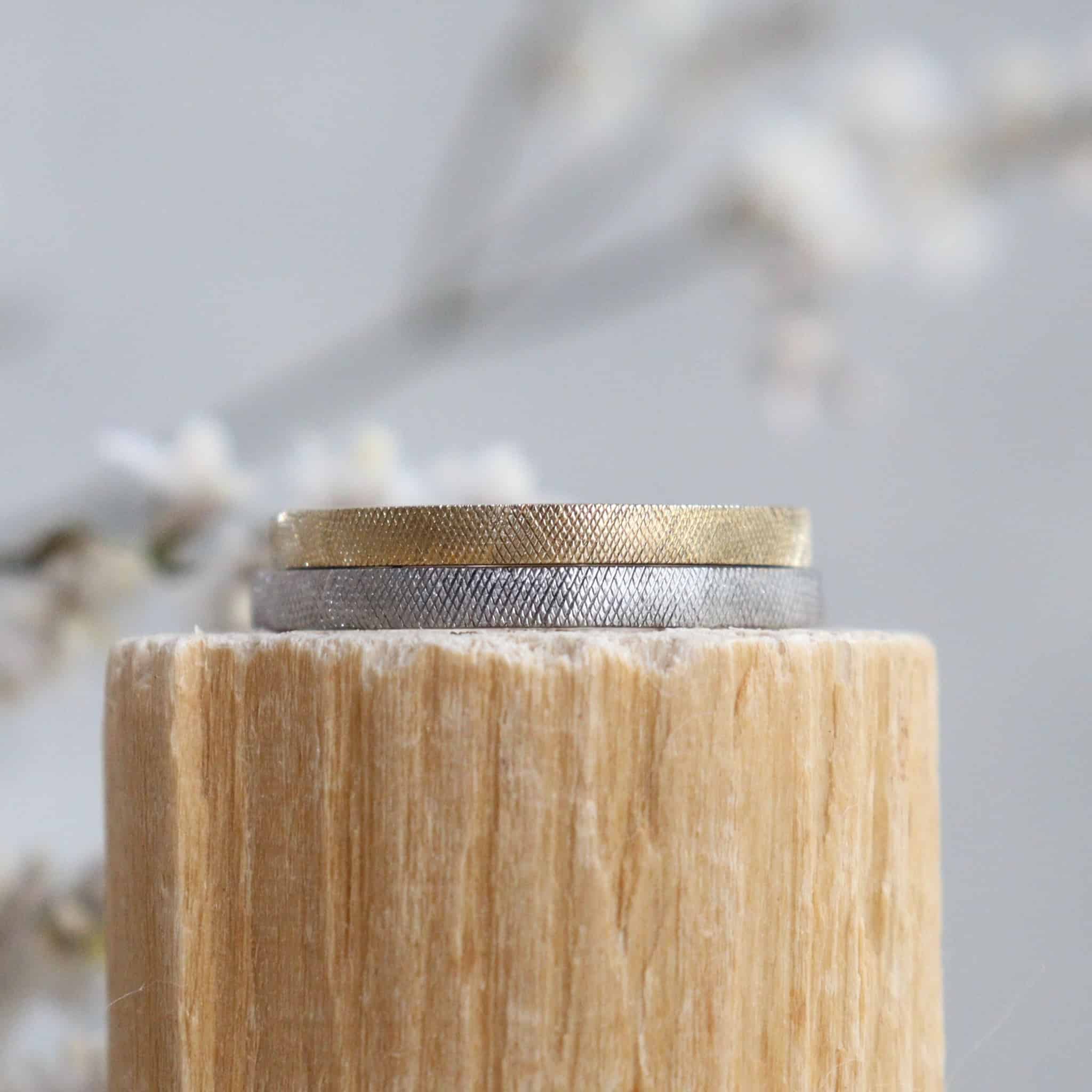 繊細な交差彫りが施された結婚指輪