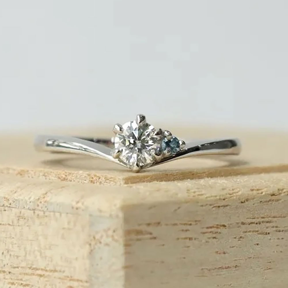 くびれたフォルムが美しいV字の婚約指輪