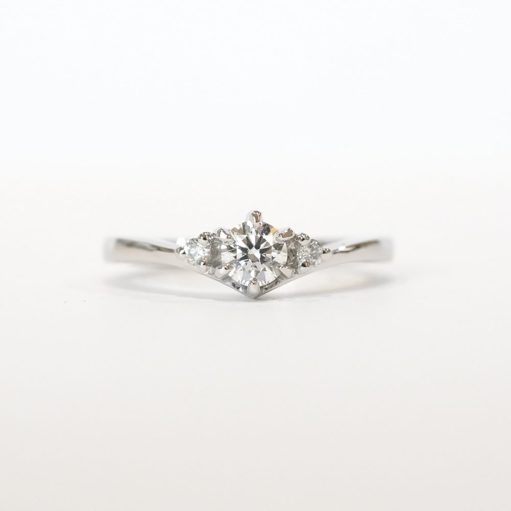 メレダイヤを留めたV字ウェーブの婚約指輪