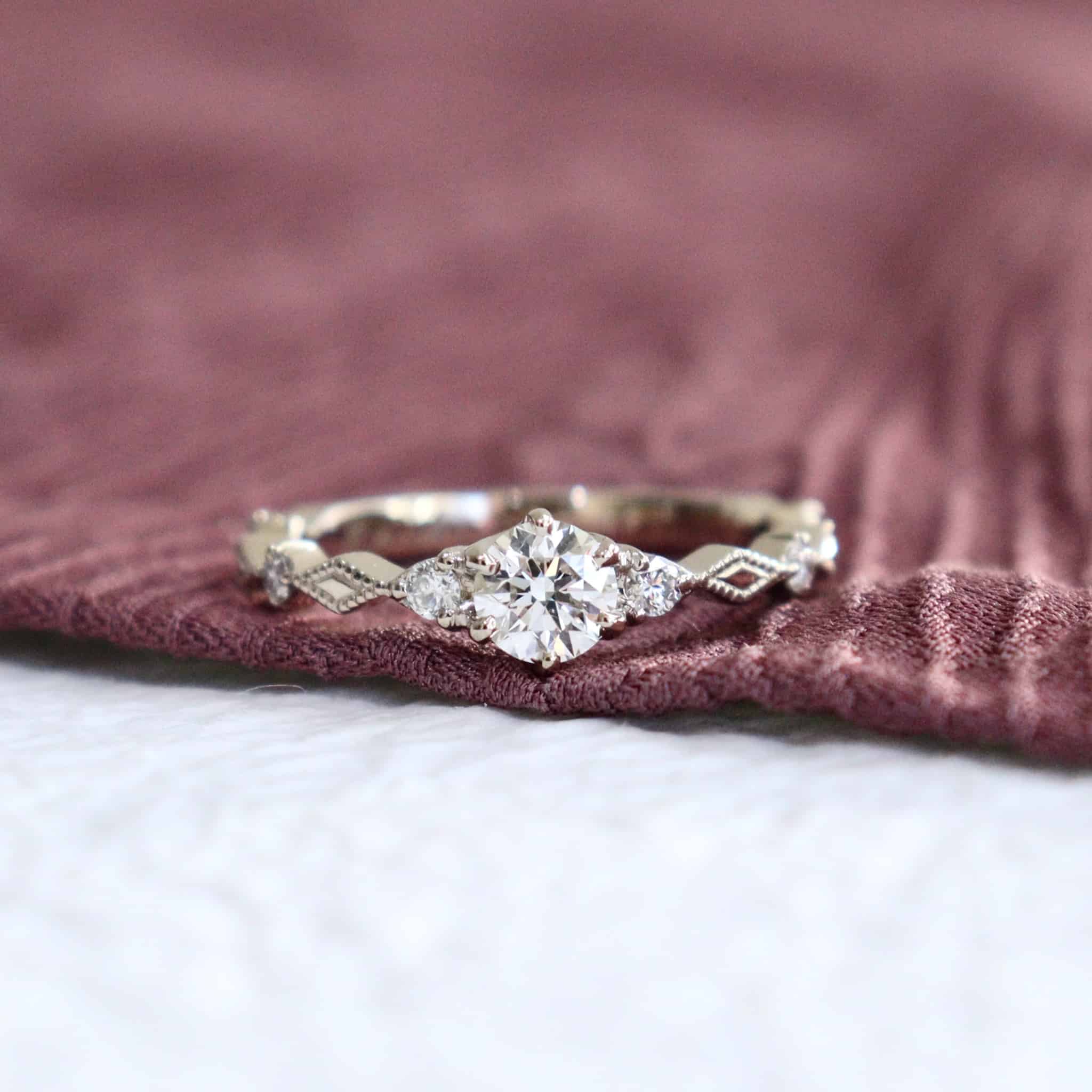 リングに施された装飾がエレガントな婚約指輪